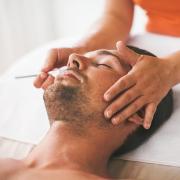 Mann in der Kosmetikbehandlung Hotelscheck Luxury