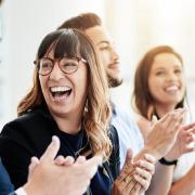 Ein Team freut sich über eine Sache.