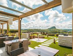 Genusshotel Riegersburg Terrasse in der Mittagssonne im Genusshotel Riegersburg