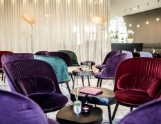 Thermenhotel Karawankenhof Loungebereich mit bunten Stühlen im Thermenhotel Karawankenhof