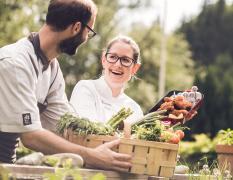 Landgasthof Neugebauer Zwei Mitarbeiter beim Zubereiten der Speisen im Garten des Landgasthofes Neugebauer
