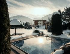 Wellnesshotel Sendlhofer´s Aussenpool im Winter mit Abendstimmung im Wellnesshotel Sendlhofer´s