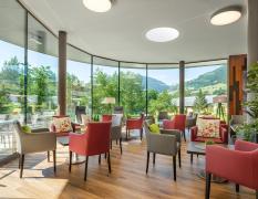Johannesbad Hotel Palace Blick in den Lounge-Bereich mit großen Fenstern im Johannesbad Hotel Palace