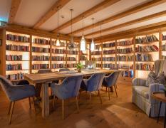 Chillout-Bereich in der Bibliothek des Hotels der Böglerhof