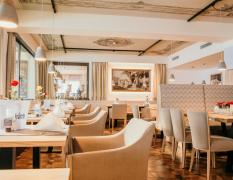 Machers Landhotel Blick in das Restaurant des Machers Landhotels mit dezenten Farben