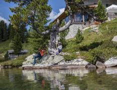 Machers Landhotel Ein Mann am See beim Machers Landhotel