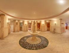 Das Schlössl Blick in das Zentrum des Wellnessbereiches des Hotels Das Schlössl