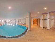 Das Schlössl Innenpool im Hotel Das Schlössl