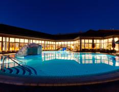 Greenfield Hotel Golf und Spa Aussenpool des Greenfield Hotel Golf und Spa am Abend