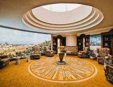 Lindner Hotel Prague Castle Die sogenannte Bibliothek mit gemütlichen Sitzmöbelnd im Lindner Hotel Prague Castle