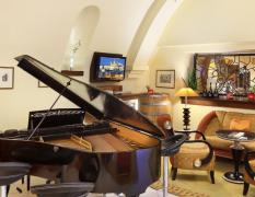 Lindner Hotel Prague Castle Blick in die Bar mit Flügel im Lindner Hotel Prague Castle