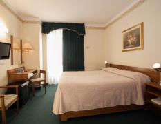 Hotel Terme Abano Verdi Doppelzimmer mit grünen Designelementen und funktionaler Einrichtung im Hotel Terme Abano Verdi