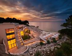 Kempinski Hotel Adriatic Blick auf das Kempinski Hotel Adriatic mit Meer bei Abendstimmung