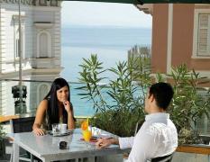 Hotel Astoria Opatija Zwei Gäste genießen ein Getränk im Hotel Astoria Opatija