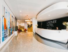 Lindner Hotel Bratislava Moderner Empfangsbereich im Lindner Hotel Bratislava