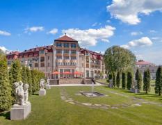 Thermia Palace Hotel Aussenansicht der Hotelfront des Thermia Palace Hotels mit großem Gartenbereich