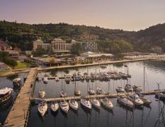 Luftbild auf den Hafen von Portoroz mit dem Kempinski Palace Portoroz im Hintergrund