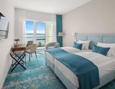Sirius Hotel ****s Doppelzimmer mit türkisem Dekor und Blick auf den Plattensee im Hotel Sirius