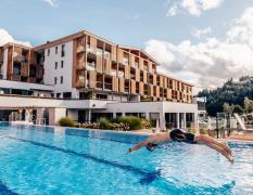 Aussenansicht mit Aussenpool des Das Hohe Salve Sportresorts