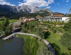 Aussenansicht des Hotels Übergossene Alm mit Schwimmteich