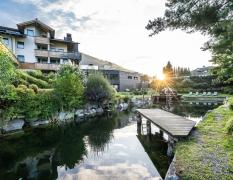 Aussenansicht mit Teich in der Dolomiten Residenz Sporthotel Sillian