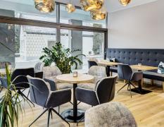 Loungebereich mit Sitzgelegeheiten in modernem Stil im Koenigswieserhof