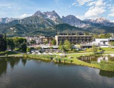 Aussenansicht des Ritzenhof - Hotels und Spa am See mit Bergen im Hintergrund