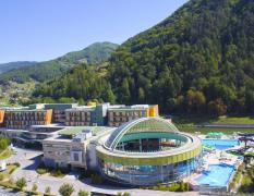 Blick über das Hotel mit Therme, Aussenpools und Rutschen im Thermana Park Lasko