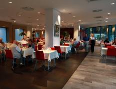 Restaurant im Rimske Terme Hotel Rimski dvor mit Gästen am Abend