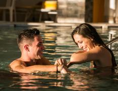 Ein Pärchen genießt den Poolbereich im Hotel Terme Abano Verdi