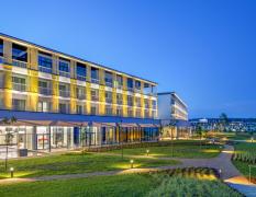 Aussenansicht des Hotels Sirius mit Balkonen und Garten