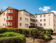 Aussenansicht des Hotels Azenberg im Sommer