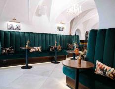 Sitzbereich mit grünem Samt im Hotel Palais 26