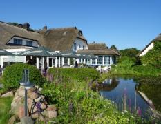 Aussenansicht Landhotel Kastanienallee mit Teich
