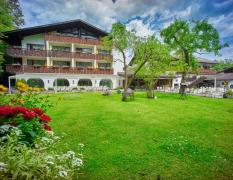 Aussenansicht vom Garten aus des Alpenhofes Grainau