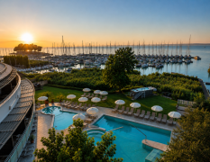 Abendstimmung mit Aussenansicht im Hotel Golden Lake Resort