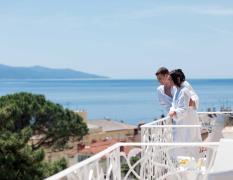 Ein Paar im Bademantel auf dem Balkon des Hotels Bristol Opatija