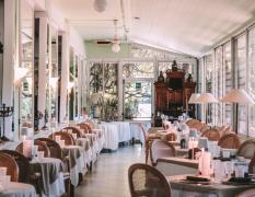 Wintergarten mit Frühstücktischen im Hotel Bellavista