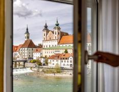 Blick aus einem Fenster des Hotels Minichmayr direkt auf die Enns und Steyr