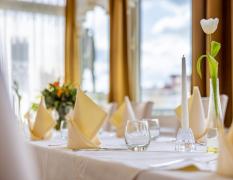 Blick auf einen gedeckten Tisch im Restaurant des Hotels Minichmayr