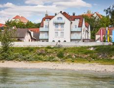Aussenansicht von der Donau aus des Hotel Restaurant Donauhof