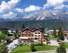 Blick auf das Hotel Sonneck mit Panorama