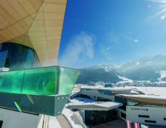 Tauern SPA Zell am See Blick auf den Skylinepool im Winter im Tauern SPA Zell am See