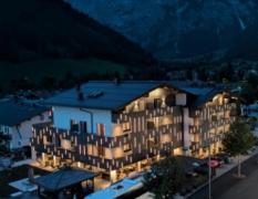 Aussenansicht bei Nacht des Alpenhof Aparthotel Werfenweng