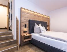 Zimmeransicht in einem Doppelzimmer des Alpenhof Aparthotel Werfenweng