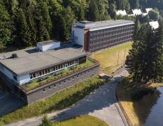 Aussenansciht von oben des Hotels Schwarzbachtal mit den 2 Gebäuden und See