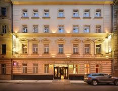 Aussenansicht des Hotels Angelis am Abend