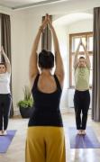 JUFA Hotel Stift Gurk Hotelgäste beim Yoga im JUFA Hotel Stift Gurk