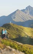 Hotel Das KATSCHBERG Ein Paar genießt das Wandern in der Nähe des Hotels Das KATSCHBERG